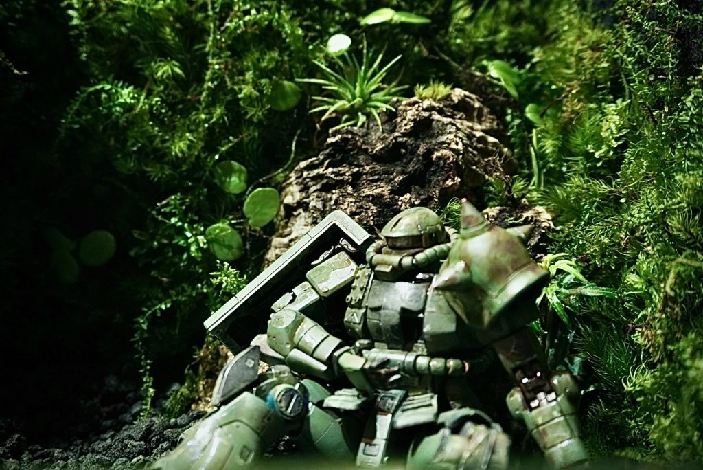 作品名：ビオラマにザク配置しました<p>ジャブロー侵攻作戦、降下隊の名もなきザク パイロットは投降したのか、脱走兵となり逃げおおせたのか。 という妄想しながら作成しました 後はもじゃもじゃと成長するのを待つばかり。</p>
