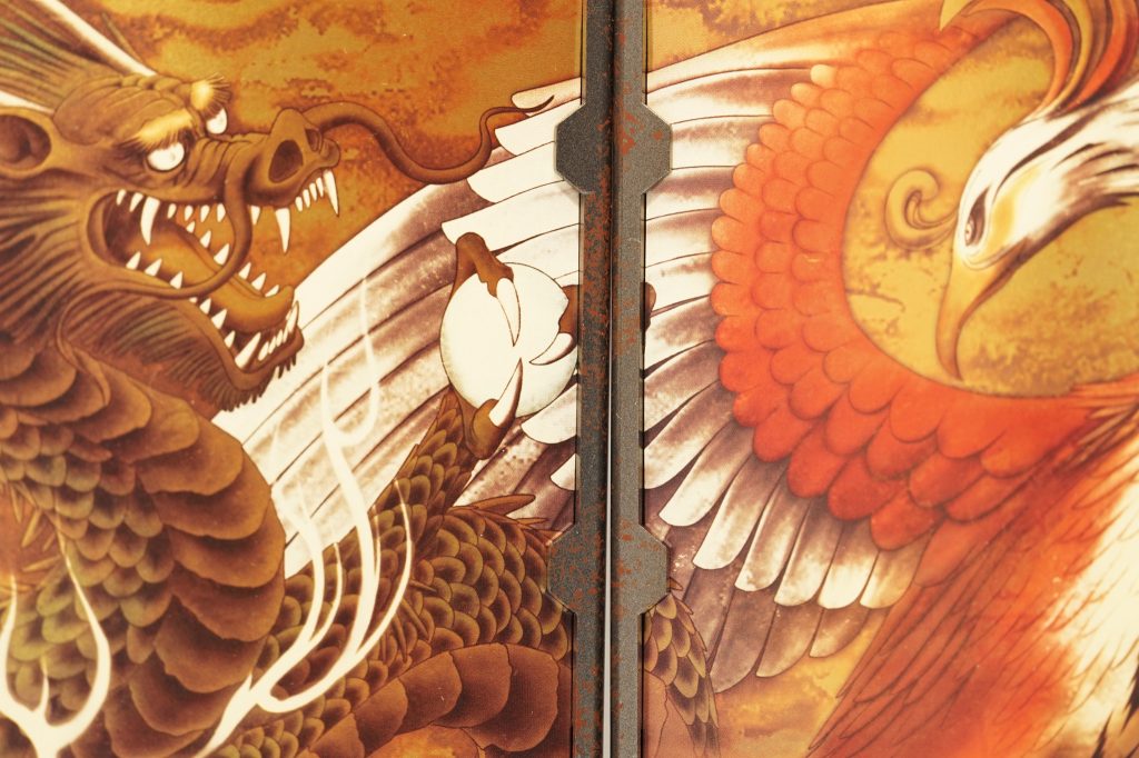 戦国の陣といえば、この屏風です！メチャクチャかっこいい龍と鳳凰の絵が描かれてます。フレーム部分をガンメタからの錆び表現で仕上げています。武器の置台も同じ仕上げです。  