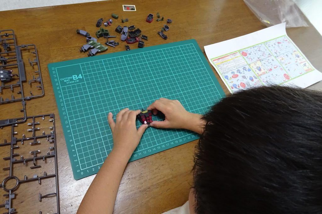 パーツ数が少ないので、今回はランナーから外して塗装しておき、息子と一緒に組み立てました。