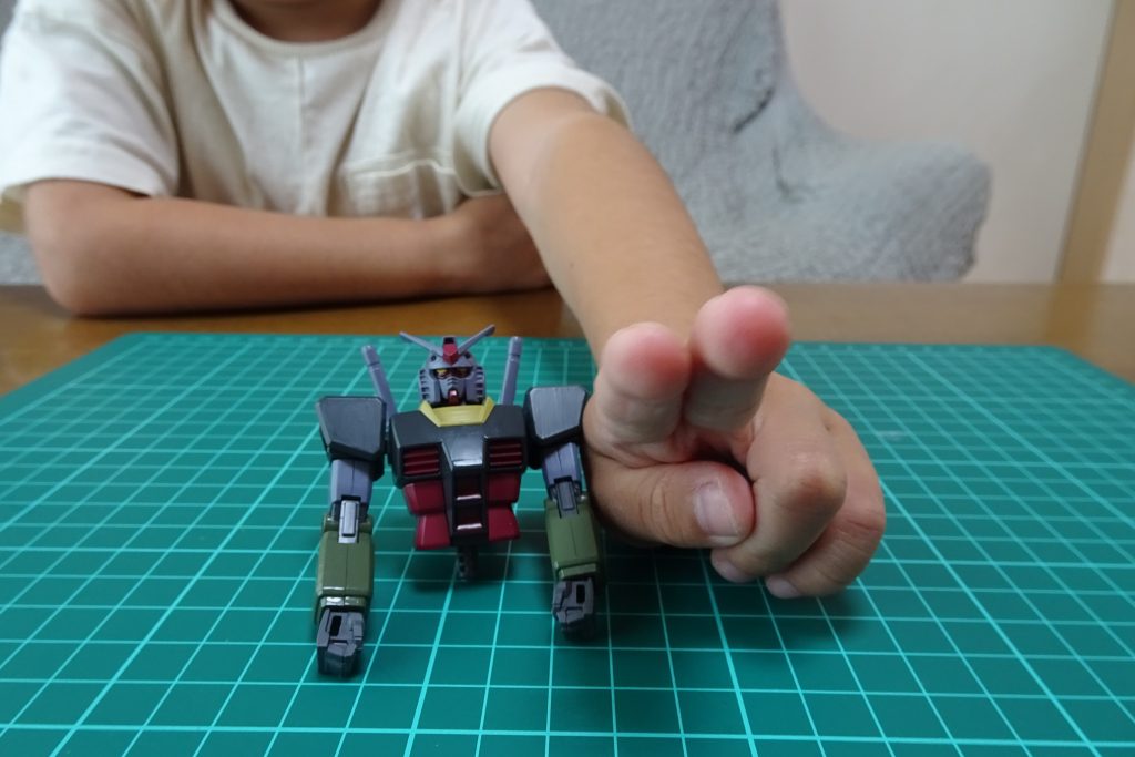 HGとエコプラの中間くらいのキットなので、4歳児でも何とか組み立てられました。