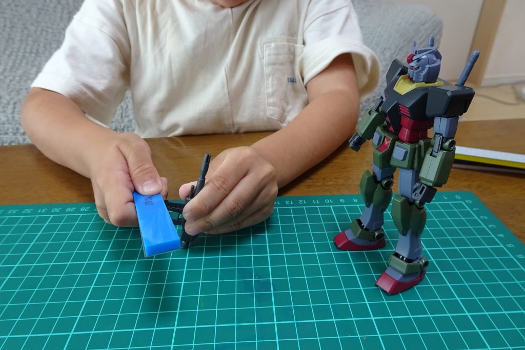 最後は武器にヤスリ掛け。心配そうに見つめるガンダムさん。『俺のビームライフル、ちゃんと仕上げてくれよ！』