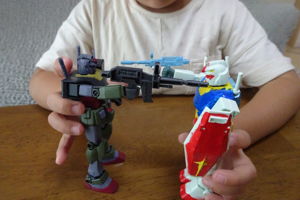 やはり最後はガンダム同士でバトル。さすがにグフさんの時のようなバラバラ事件は起きませんでした。息子も成長したなぁ・・・