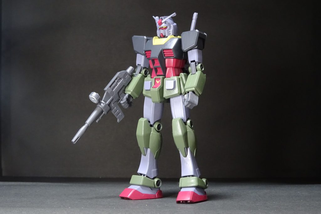 リアルタイプカラーは色々なバージョンがあるらしく、適当にネットを参考にしました。水性ホビーカラーのルブリスグレー、ランチャーストライクグリーン、ティターンズブルー1、ミドルストーンなど、渋めの色をチョイス。そして赤は皮肉にもシャア専用レッド。