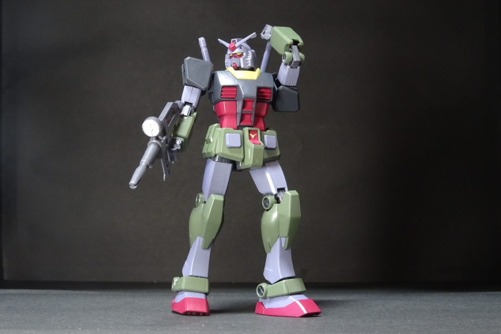 武器はビームライフルのみで、サーベルは固定かつ握ることもできない。