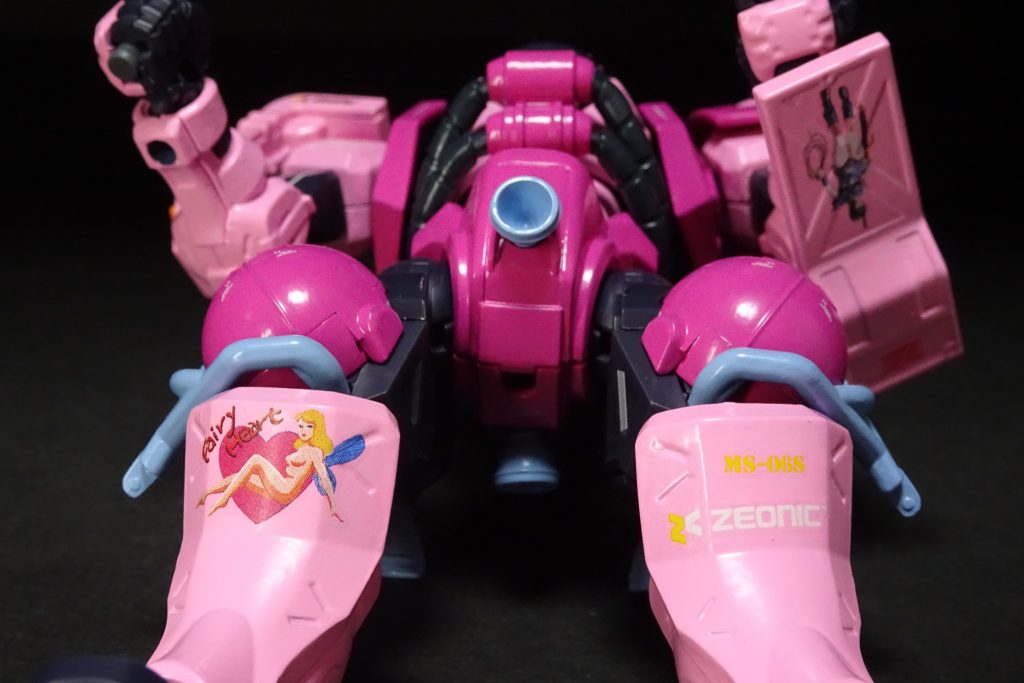 何となくカワイイ系のジオンデカールを貼ってみましたが、色々な場所を慰問して、各部隊を盛り上げるため、部隊マークを貼っているという設定です。