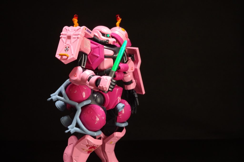 警棒はペンライトになりました。熱烈なファンであるランバ・ラルがスポンサーについたので、ショルダーシールドにエンブレムを貼りました。