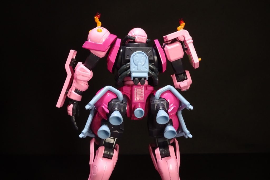 ここまで来れば分かると思いますが、ザクウォーリアのライブコンサートバージョンを参考に塗ってます。調色は面倒なので、水性ホビーカラーのライブコンサートピンクとルブリスピンクをメインカラーとし、差し色にイザーク専用スカイブルーとハイネ専用オレンジを採用。