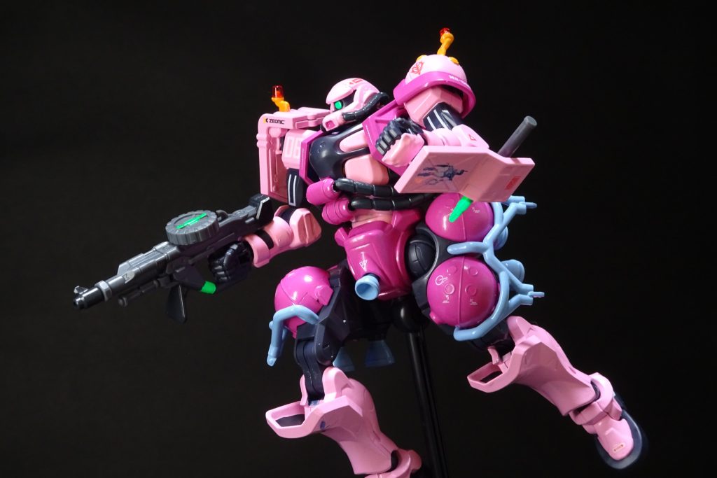 パッケージアート風。一応、ザクマシンガンも蛍光グリーンを差し色に塗ってます。