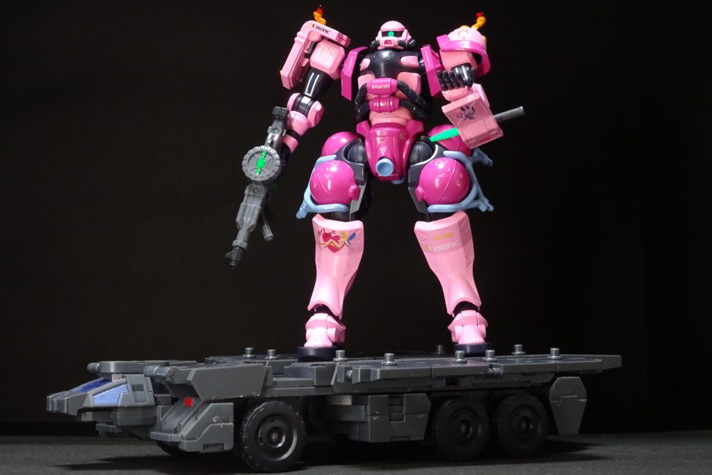 お立ち台代わりの車両に乗って、コンサートを盛り上げます。以上、軍警ザク 慰問コンサート仕様でした。この可愛さ、娘に取られそうだ・・・