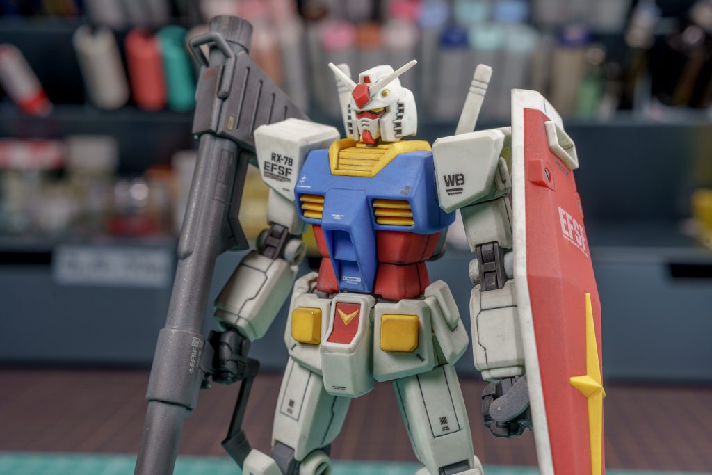 新しく挑戦した事は・アンテナのシャープ化・水転写デカール・部分塗装・スジ彫りです。結構あれこれ初挑戦しました。アンテナは緊張しました。壊したらどうしようとか考えながら恐る恐るニッパーで切り、ヤスリで整えたのですが、思いの外いい感じにできました。水転写デカール貼るだけと言えば貼るだけなのですが、初めての作業なので位置調整して綿棒で水分拭き取ったらズレたりと、一箇所はるのに結構集中力をつかいましたね。 さらに、段差が少なくなるようにトップコートを何回か塗り重ねて凸部分を薄くして平滑化にも挑戦してみました。シールドみたいな広いところは良かったのですが、胴の細かい部分はトップコートがスプレー缶では細かい部分に上手に吹くのは難しくちょっと凸が消しきれませんでした。水転写デカールも難しい!でも普通のシールよりも”貼った”感が出にくくていいですね! 上手に貼れるようになりたいなーと思いました。