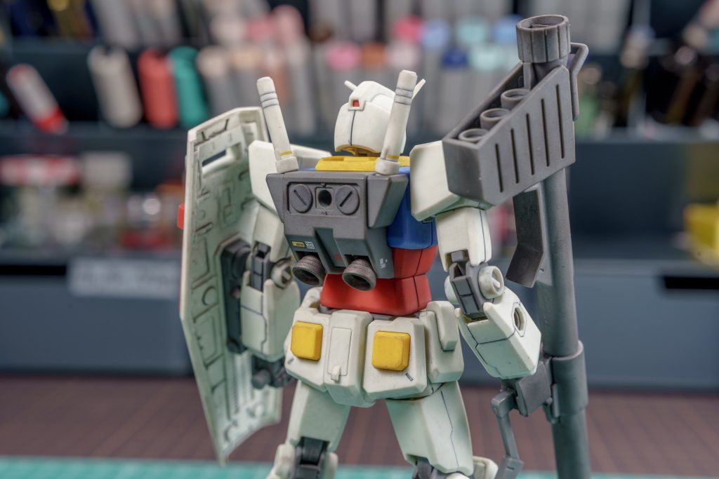 部分塗装前回の[BEYOND GLOBAL]のRX78は腰のvマークが整形色で色分けされてたのですが、今回のHGUC191はシールだったのがどうにも気に入らなくて水性ホビーカラーを買ってきて塗りました！細い面相筆は家にあった物、薄め液はコピックアルコールがほぼ同じ物なのでソレを、パレットは紙パレットと割と家にあった画材でどうにかなりましたね。あとはスラスターとスネの三角部分も塗って満足げです。