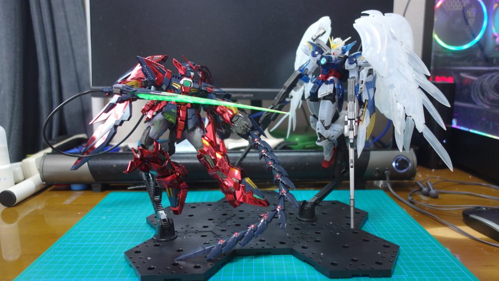 こう並べるともうかっこいいのだが、ウイングゼロ側がアクションベース4の支柱だと多分厳しい1の支柱がはまるのでそれが良いのかもしれない