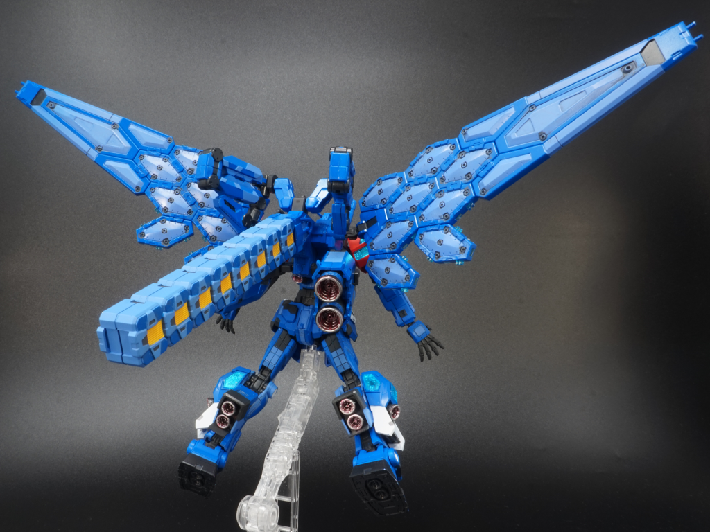 背面はバーニア多数で大迫力です。つっかえ棒?の塗り分けが特に大変。