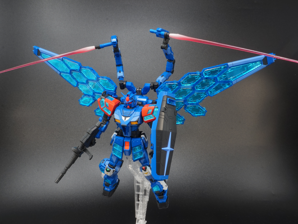 サブアームにビームサーベルを持たせて、最大装備状態。ビーム部分は適当なキットから拝借しています。