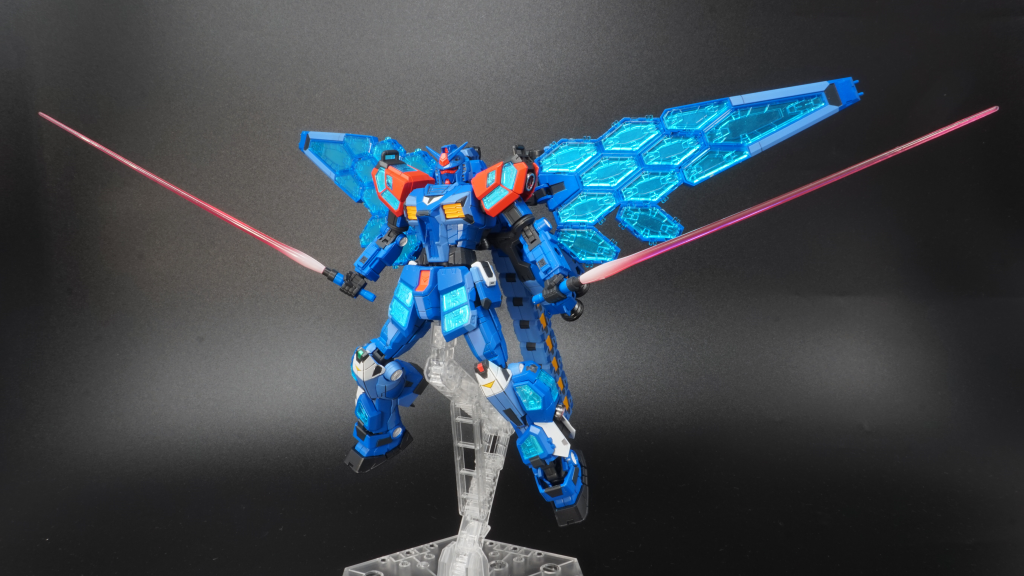 ビームサーベルの2刀持ちが様になりますね。