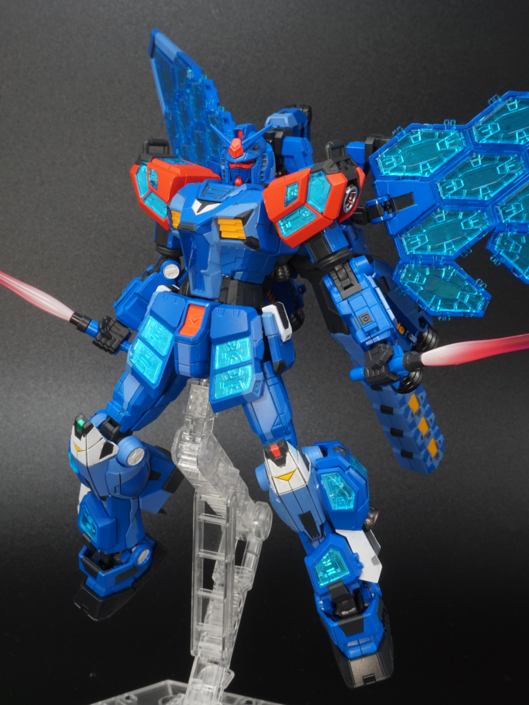 塗装は以下のとおりです。青(濃):スージーブルー青(薄):風蒼 または ガンダムエアリアルブルー赤:ローズブライトレッド黄:黄橙色黒:Exブラック+ミッドナイトブルー白:Exホワイト関節等:ジャーマングレーマスキングしたり水性塗料やエナメル塗料の拭き取りで、塗り分けを再現しています。めっちゃしんどかったです。