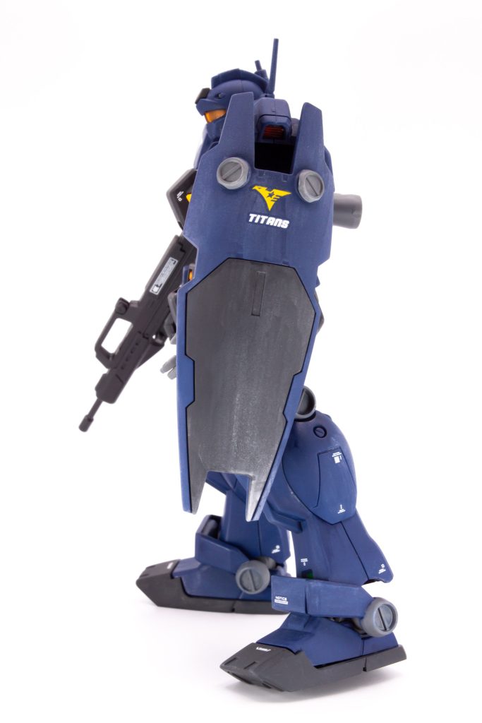 本体黒色はティターンズブルー1、本体青色はティターンズブルー2、黄色部はオレンジイエロー、関節部はニュートラルグレーで塗りました。