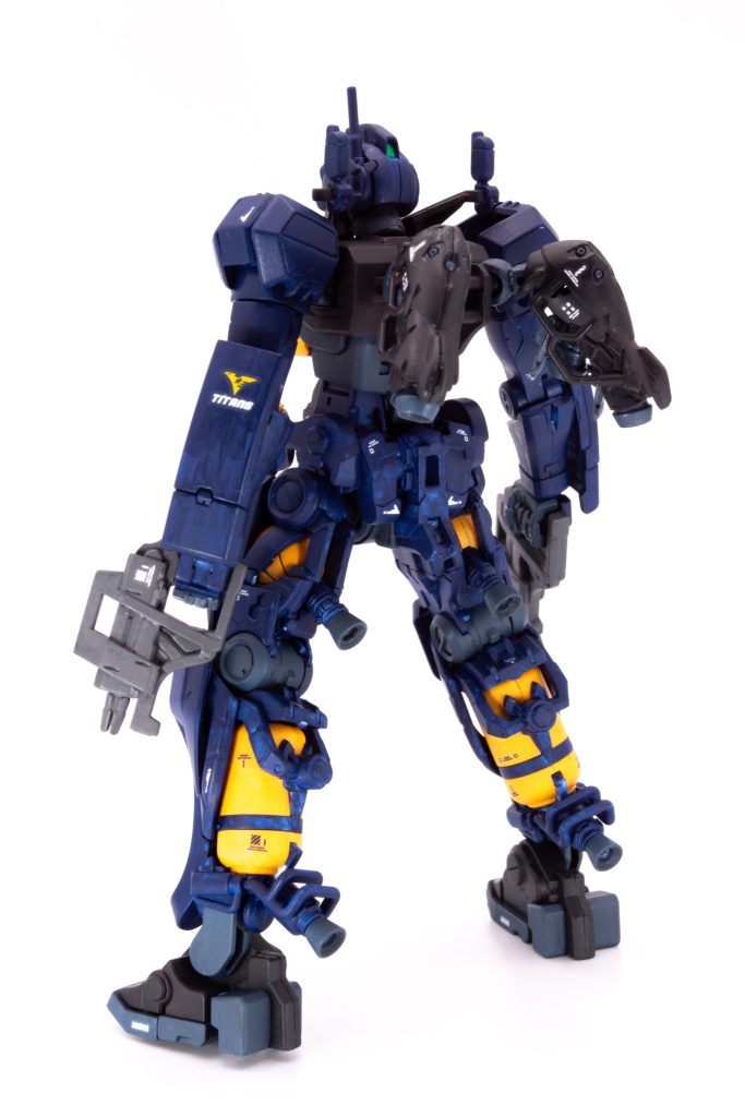 本体黒色はティターンズブルー1、本体青色はティターンズブルー2、黄色部はプロトタイプオレンジ、緑色部はエメラルドグリーンと蛍光グリーン、関節及びスラスターはミディアムブルー、武器はニュートラルグレーで塗り分けました。赤色部は無くしましたが、残しておいた方が良かったかもしれません。