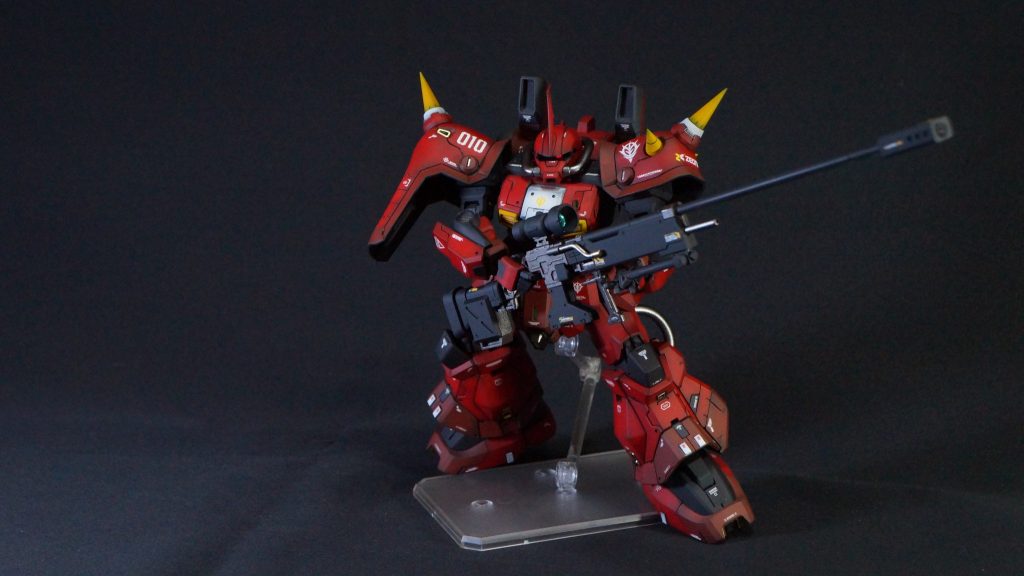 ということで、以前プレバンで購入できたホビーハイザックを作成した次第です。このホビーハイザック、造形はとてもかっこいいのですが、やっぱりあのおもちゃのようなカラーリングが気に入らず、カラーリングをどうしようかと悩んだ結果、赤い機体を塗ったことがないな、と思い、ならばジョニーライデン専用機にしよう、ということになりました。ハイザックはティターンズ＝連邦の機体だし、その時代にジョニー・ライデンが生きていたのか？とか、細かいことは気にせず、かっこよければそれでいい！ということです。