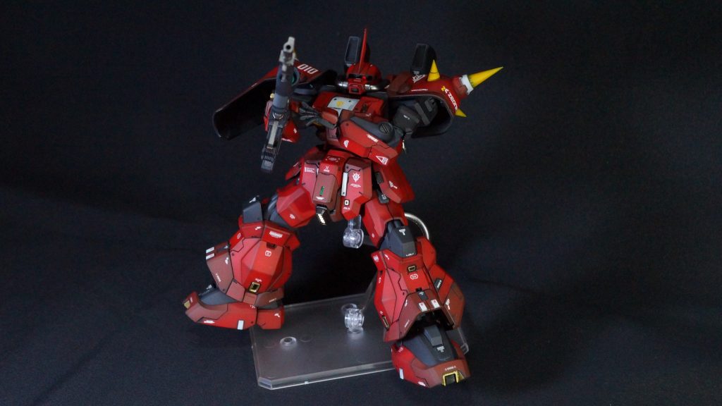 塗装方法はいつもの黒立ち上げになります。すべてガイア サーフェイサーEVO ブラックで塗りつぶし、その上からメインの赤はMr. Color GX ハーマンレッド、暗い赤はハーマンレッドとイエロー、ブラックで適当に調色したもの、黄色はMr. Color GX キアライエロー、黒っぽいところはMr. Color ミッドナイトブルー、白はMr. color GX クールホワイト、フレームはガイア メカサフ スーパーヘヴィを使っています。トップコートはMr. Color GX スーパースムースクリアーです。