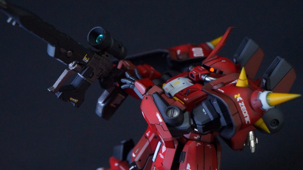 ショルダーアーマーのスパイクはビルダーズパーツを使っています。小さいスパイクは先端だけをちょっと斜めになるように切り取って、気持ちハイザックカスタムっぽくしています。武器はガンダムベース限定の武器セットのライフルです。スコープのレンズはカスタマイズマテリアル（3Dレンズシール）を使ってみました。なかなかいい感じですね。また、モノアイは基部に2.0㎜の穴を掘って、そこにハイキューパーツのルミドームを接着しています。