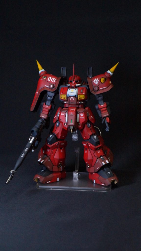 正面所々スジボリを追加しています。また、プラ板を貼り付けて立体的なディテールアップも。ちなみにアクションベース6を使って撮影してみました。ポージングするときに足をうまく接地させてバランスを取ることが恐ろしく下手なので、このアクションベースは非常にありがたいアイテムですね。キットを浮かせることはできませんが、ある程度支えてくれるので、頑張ってバランス取らなくて済みます。