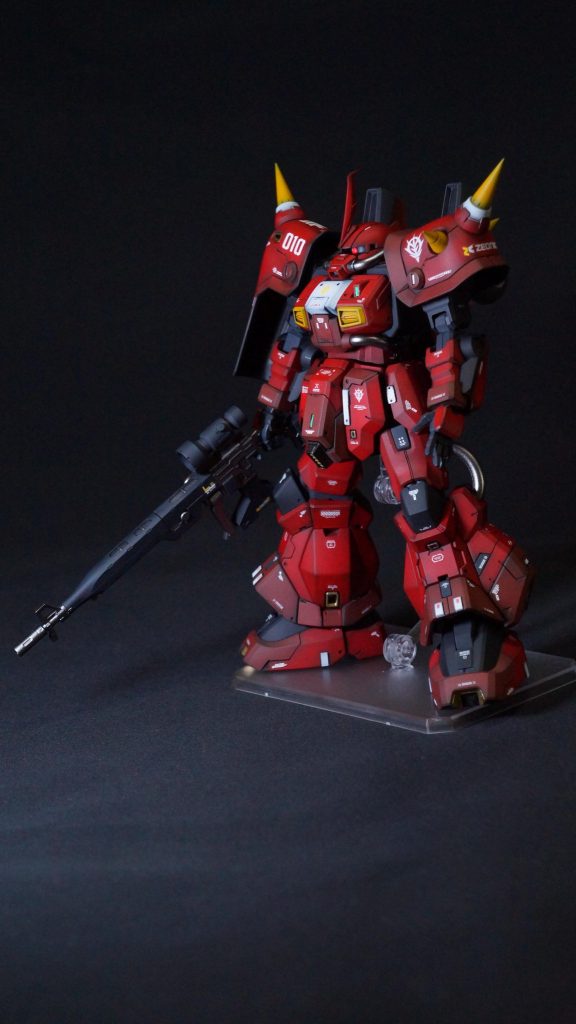 斜め前股間部のスラスターはビルダーズパーツのものを追加しています。スラスター類はガイア スターブライトアイアン、中をスターブライトゴールドとスターブライトシャンパンゴールドを1:1で混ぜたものを塗っています。