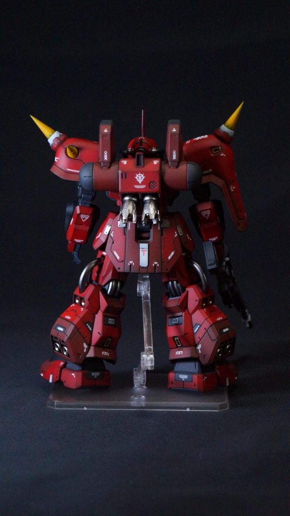 背面デカールはガンダムデカールとハイキューパーツ、スジボリ堂のものを適当に貼っております。武器にはエディオンのものを使いました。