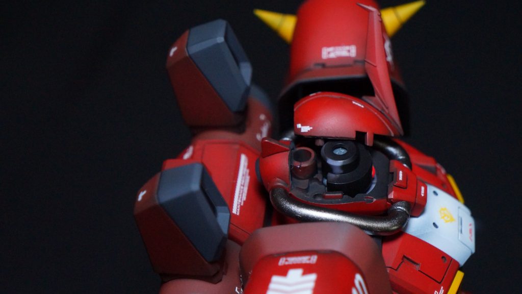 このホビーハイザック、最近のキットということで、ほとんど目立つ合わせ目はないのですが、この頭部の後端の動力パイプをつなぐ辺りに合わせ目が出てしまいます。ので、頭部パーツを分割して合わせ目消しました。ほぼ見えませんが。バックパックにも一部合わせ目が出ます。真ん中の出っ張り部分ですが、そこは消しましたが、それ以外はパネルラインという解釈で残しました。頭部の後ろに見えるところですね。