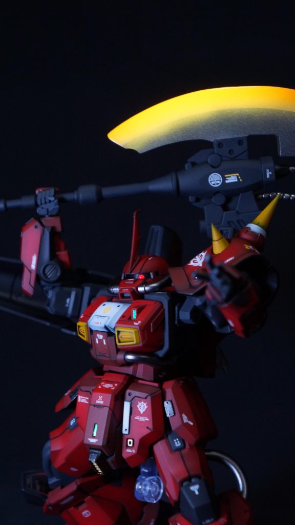 ジャイアント・ヒートホーク装備こちらはオルテガさんから譲り受けたものになります。ガイア スターブライト ジュラルミンの上に蛍光オレンジをグラデーションになるように塗り、赤熱感を演出してみました。ちなみに胸と股間にある緑色のレンズ？はカスタマイズマテリアル（3Dメタリックシール）を0.8㎜くらいの棒状に切りだして貼っています。