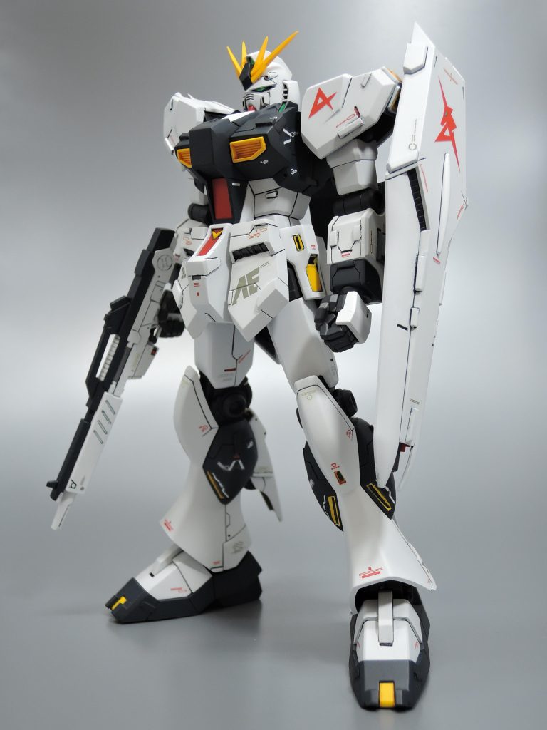 HGUCのニューはとっても出来が良いですが、どうものっぺりした印象があったので、ランナータグを切り貼りしたりモールド追加したりしながら情報量を増やしました。また、スタイルも好みにするために全体のバランスを見ながら幅増しや幅詰めなどを行っています。