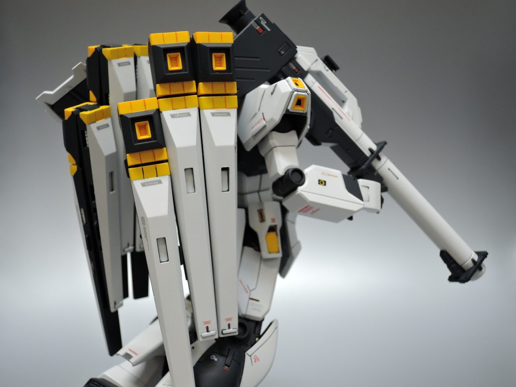 ファンネルは両肩装備にして全体のフォルムをコンパクトにしています。なぜかって？飾るスペースの関係ですｗ