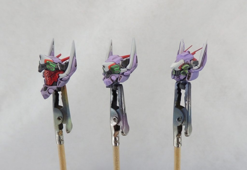 左から、展開状態、非展開状態、スクラッチ版です。スクラッチ版は6月初旬に完成させたもので、製作した際は設定画の公開がまだ無く、アマプラの配信映像を止めて描いたスケッチ画をもとにプラ材と真鍮線で製作しました。今考えると勢い任せで無謀とも思える行動でしたが、リアタイ視聴の感動から熱量は下がりませんでした。シーンによって描かれ方が微妙に異なるため形状把握に苦労しましたが、キットと比べると各部のデザインやつながりは、だいたい整合性がとれていることが分かりました。