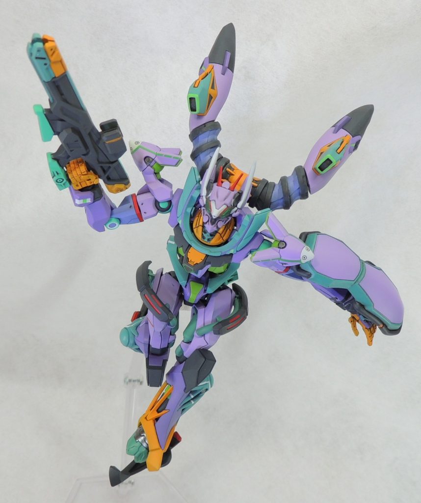 組立説明所のカラーガイドは実に興味深く、使用すべき13色のカラーレシピの詳細が掲載されています。しかしながら、どこをどう塗り分けるのかについての解説は少ないため、多くのモデラーは設定画等とにらめっこして塗装箇所を探さなければならないと思います。本機は、以前製作したセミスクラッチのジフレドの独自カラーレシピに基づいて塗装しています。