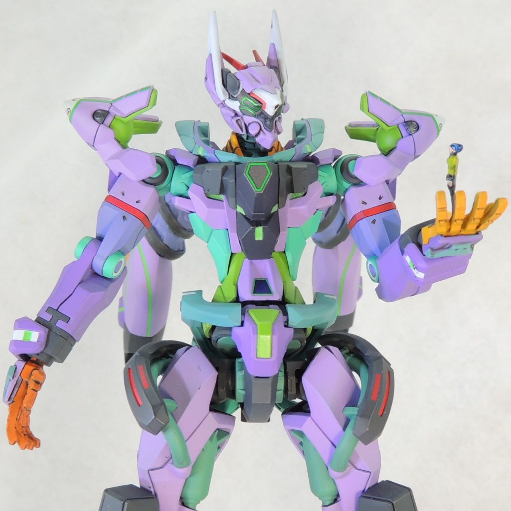 スクラッチした1/144スケールのニャアン(ジオン公国軍制服ver.)と撮影。ニャアンの足元に同スケールのコンチがいるのですが、指の向こう側で見えません。あしからず。