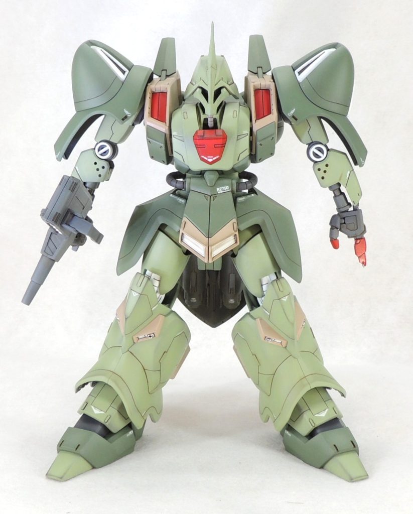 ■「カラーリングの正常化」の実践紫の部分は調色したウォームグレーに置き換え、赤はガルスJのアイデンティティとしてはずせない部分のみ残し、スラスター等は白に変更しました。ウォームグレー(=赤系グレー)が補色の赤色としての機能することで、印象の引き締めを狙っています。緑の部分は、明度を上げつつ彩度を落とし、ザクに近い色味に変更しました。これにより、ザクを始祖とするジオン系MSの進化系統樹にガルスJを置いた際、違和感が無くなると考えました。