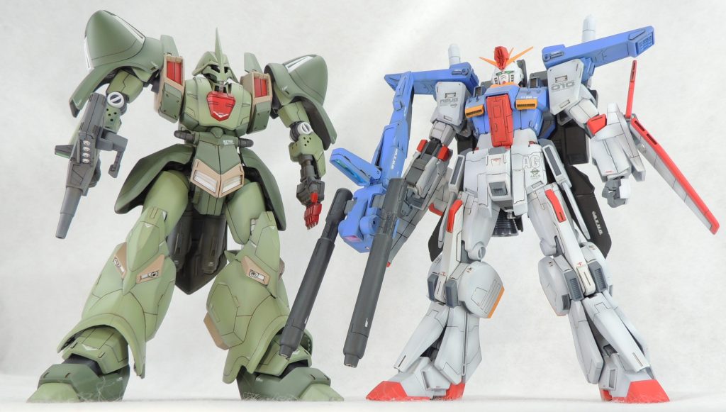 同じく、以前製作したカラー変更したZZガンダムとのショットです。このZZガンダムは、月刊モデルグラフィックスの「カラーリングの正常化」案で示されていた一体を参考にして製作しました。