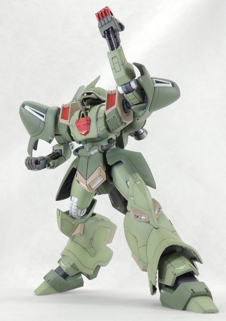 ■アーム・パンチについて⑴下腕部に内蔵したシリンダー状のフレームは、左右の腕部に伸縮状態のパーツが付属しており、アーム・パンチを再現できます。個人的には、「精密な動きが要求されるマニピュレータやマシンガンの発射機構であるフィンガー・ランチャーで殴るのはどうかな?」とやや疑問に感じましたが、格闘時の奇襲にはその威力が発揮されると思われます。そういえば、νガンダムもサザビーをぶん殴っていましたね…。