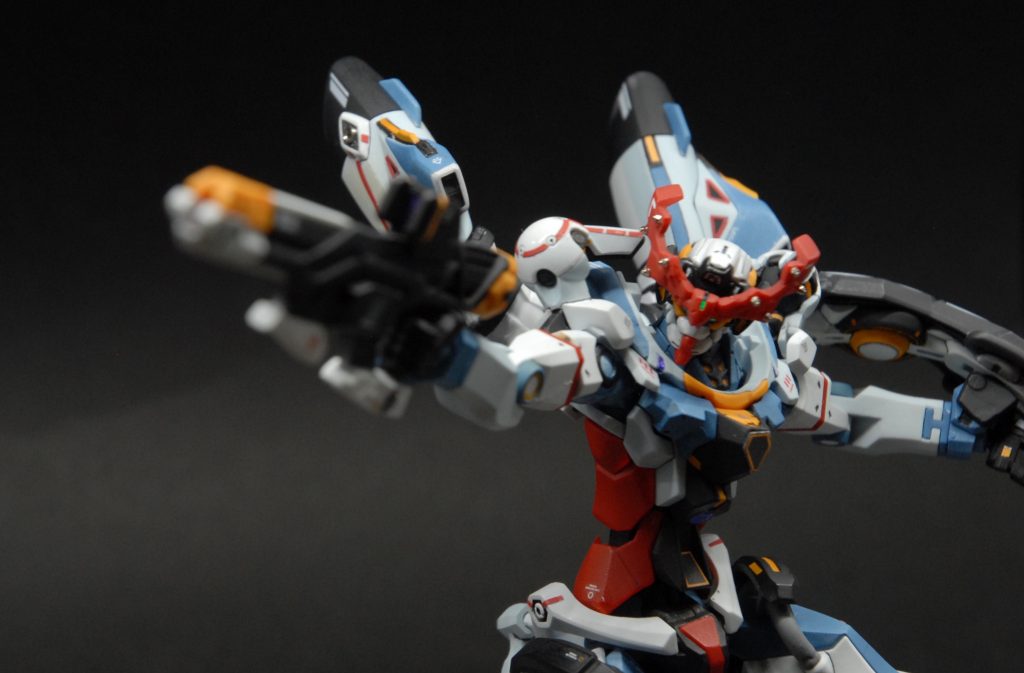 赤ラインや胸の６角形などは付属シールを使いました。なるべく余白はカットしたので違和感は少ないです。シールの貼り付けも曲面が多く難易度高かったです。