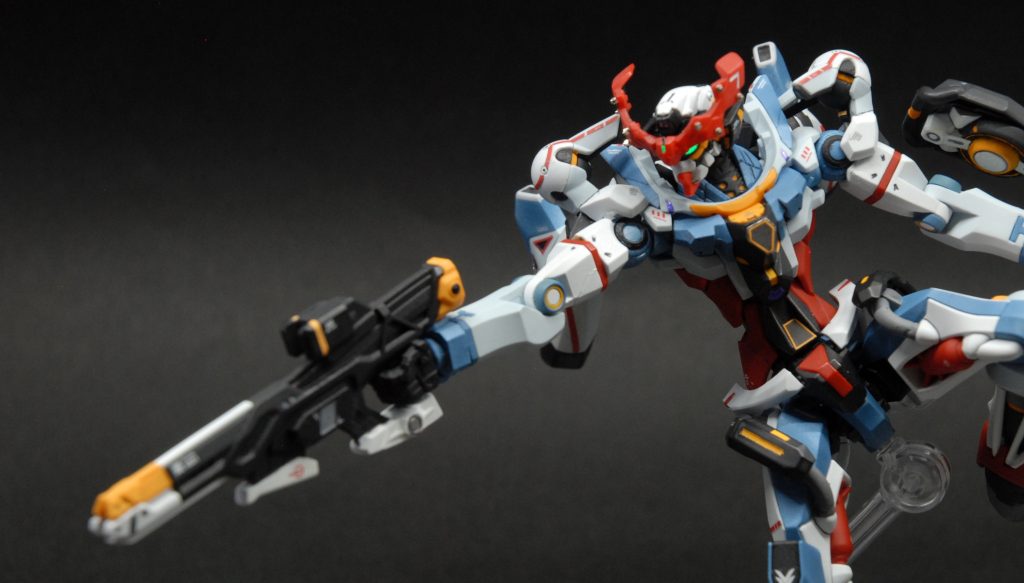 チラ見えしてますが、シールド裏が鬼畜の塗分け。オレンジの細いラインがどうしてもうまくできず２回やり直しました。オレンジの隠ぺい力が低くて、面積が小さいとムラがめだってしまいいまいちきれいになりません。