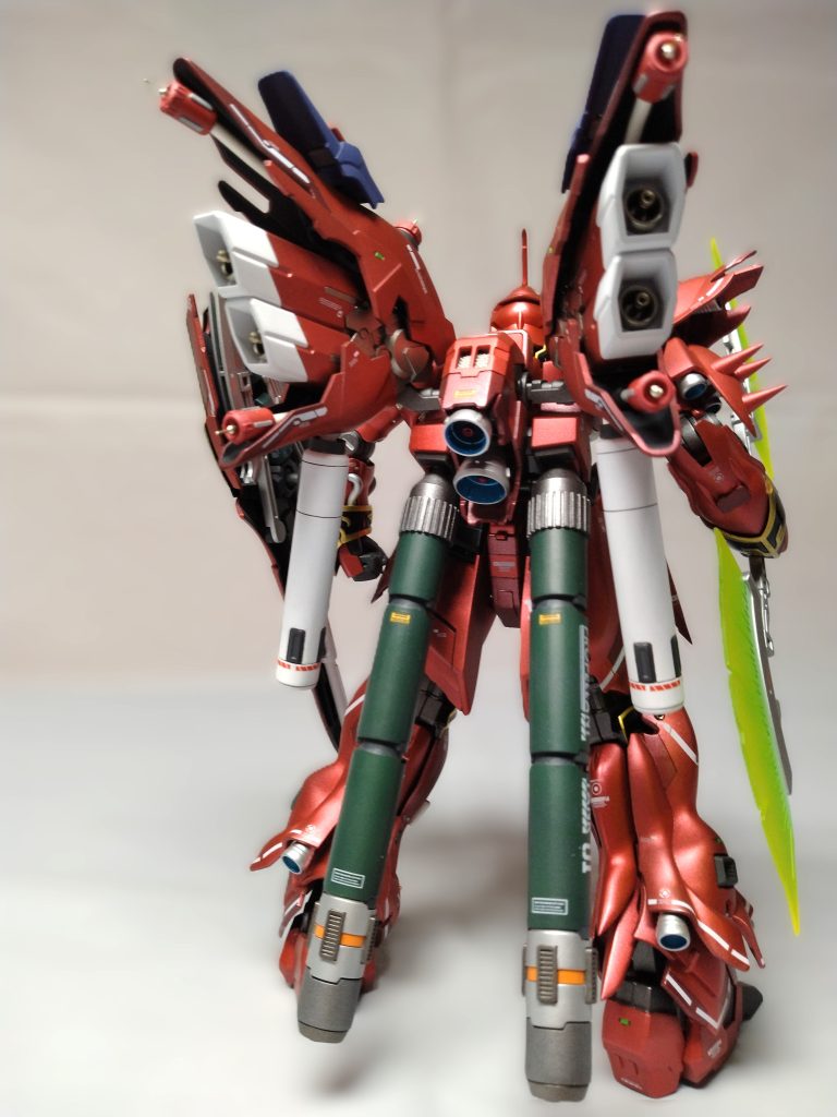 背面。定番のコトブキヤのプロペラントタンクに変更。元々のやつはショートに加工し、スラスターに接続。