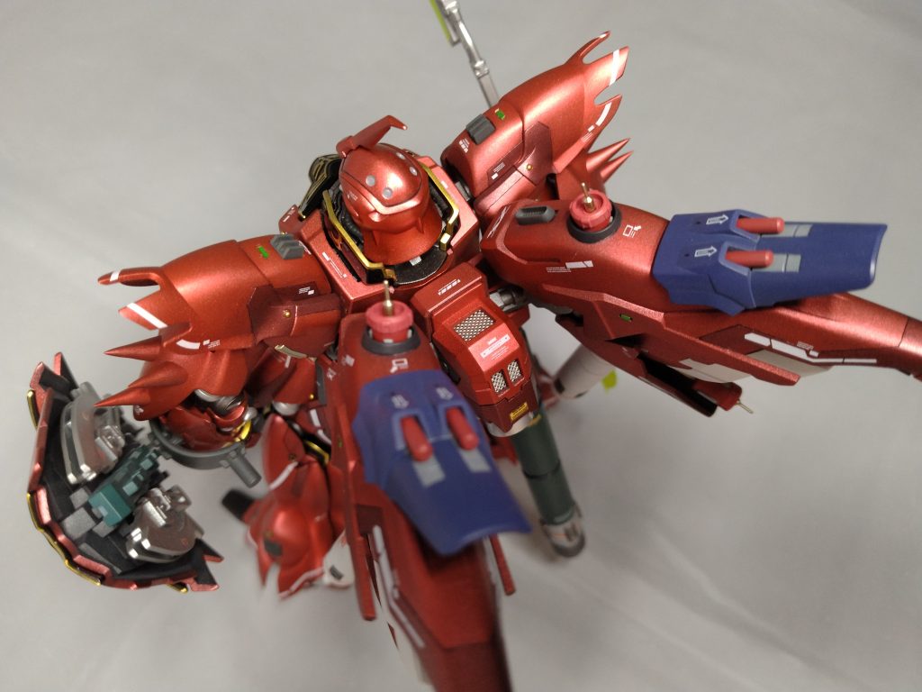 シナンジュといえば特徴的なフレキシブルスラスター。ここに手を加えました。上面に開閉式カバーを追加。赤いのはマイクロミサイルの設定。