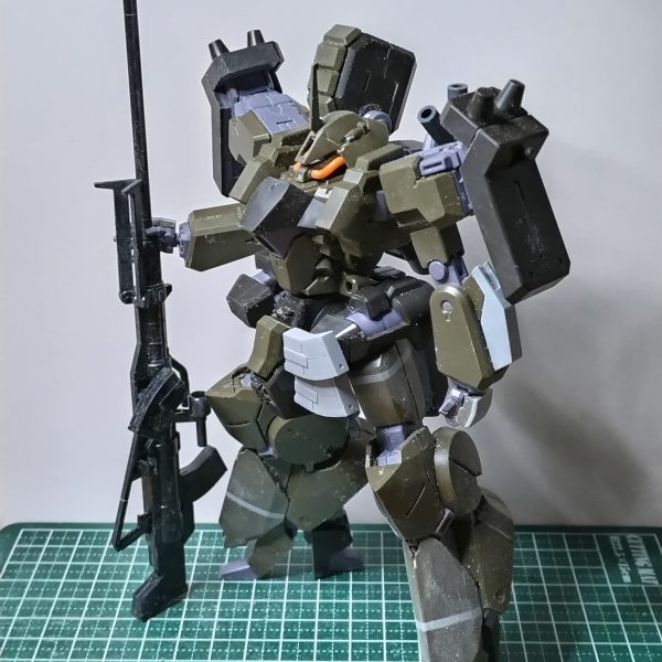 リーベンヴォルフの進捗です。そのままではつまらないので、少しだけ手を加えて隊長機にしています。ライフルはヅダから、その他の追加パーツはスクラッチしました。現在、仕上げ作業中ですので、今週末にはアップする予定です。（2枚目）