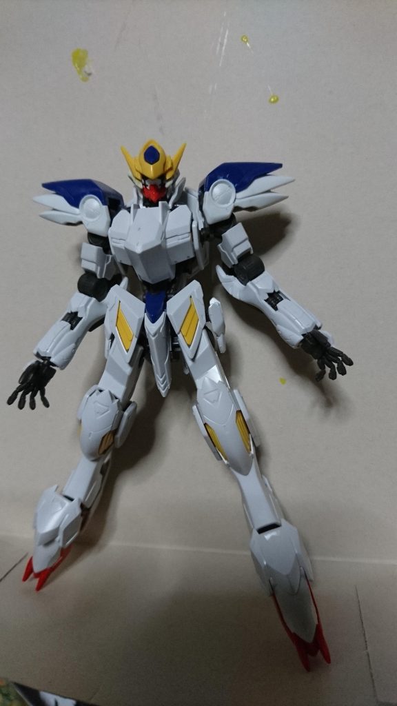 牙狼の特徴的な肩をウイングゼロカスタムの、、、今ってウイングガンダムゼロEW版って言わないといけないんでしたっけまぁ、でも第2次スパロボαで育った自分からするとゼロカスです話が長くなりましたが、丸い肩を再現するのにゼロカスの肩がちょうど良いと思いましたアンテナ部がこじんまりし過ぎてあまり気に入っておらずここから約８年半眠りについた訳です