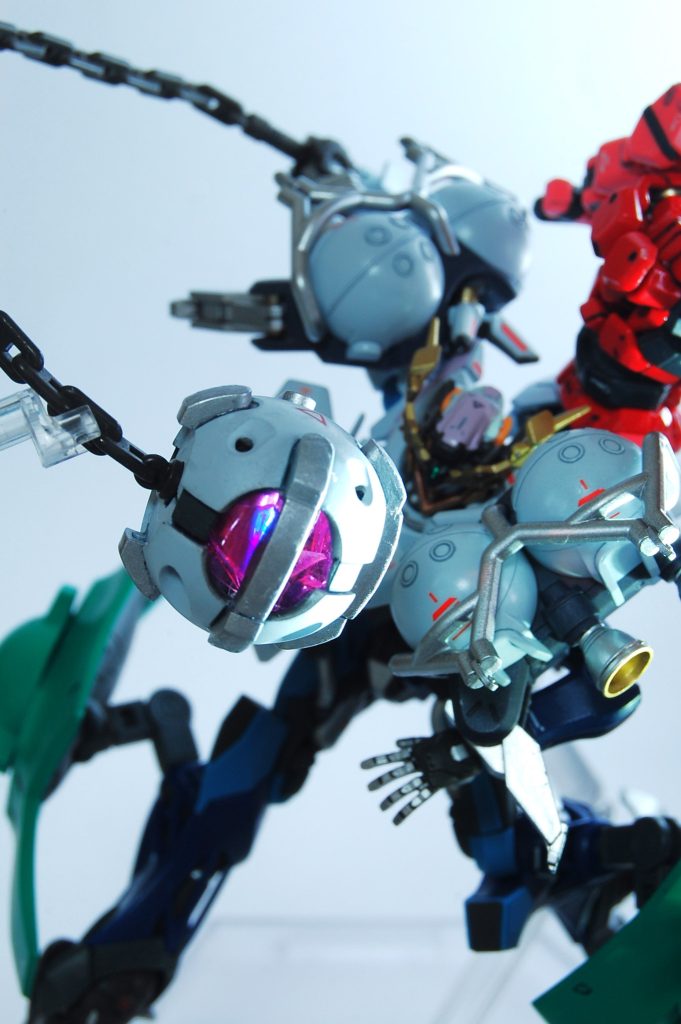 ゼクノヴァハンマー。イオマグヌッソの技術を転用した無法兵器。内部は同様にセリアのアレンジポッドのピンクとオーロラを切って入れ、後ろから光を当てて表現しました。