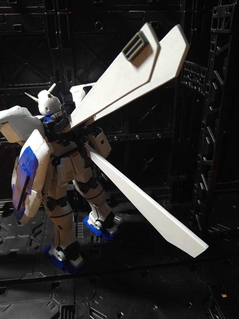 背中のプロペラントタンク？はプラ板での制作。背負い物が大きいので自立するかしないかのギリギリのラインです。