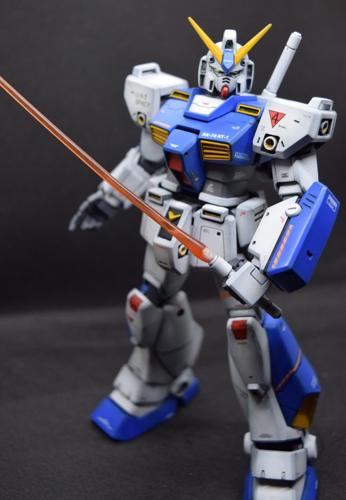 モモを延長して頭を少し削った以外は、スジ彫り彫り直したぐらいで、そのままです。異様に長いトサカを削るだけでもだいぶ印象変わりました。