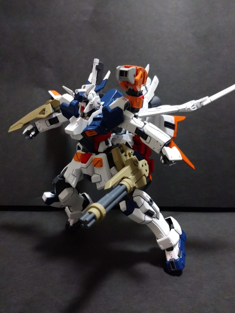 額は富士山の頂上から太陽を模したモノアイが覗くようにしています見えやすい写真がなかったのが残念ですが 