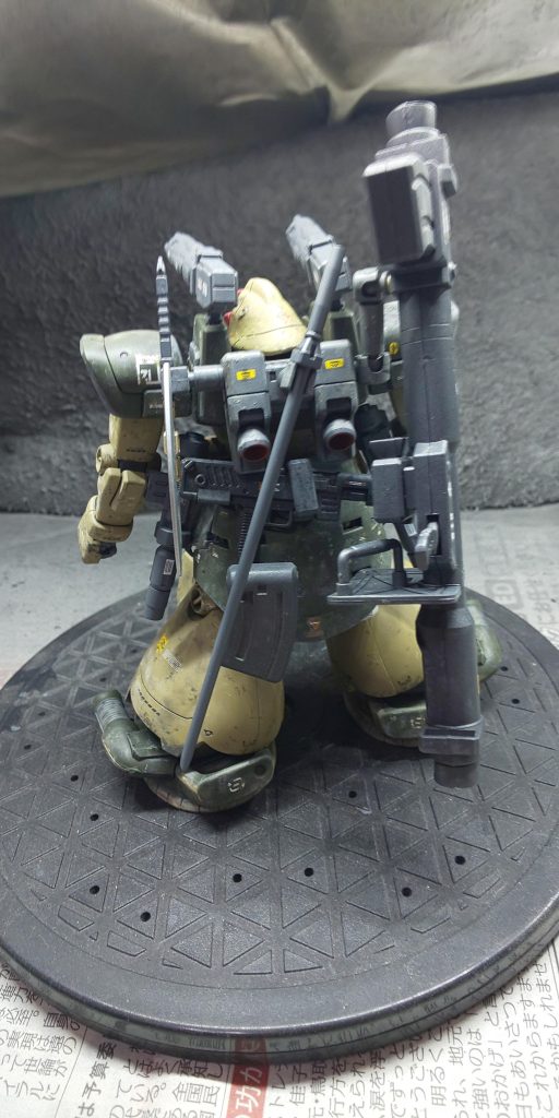  バズーカはパージせずホールド出来れば、と思いボールジョイントパーツを使ってあれこれ試行錯誤してみたものの上手く収まらず、今回はとりあえずぶら下げるに留まりました💦脱着可能（でないと弾倉が装填出来ない…）ですがジョイントしたままでも使用可能。