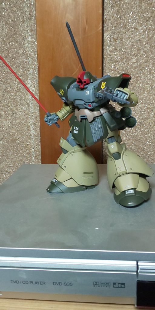 サーベル展開時のはドム試作型の物だったり😆フロントアーマーに付けたマガジンに合わせ、マシンガンもトローペンの物を。